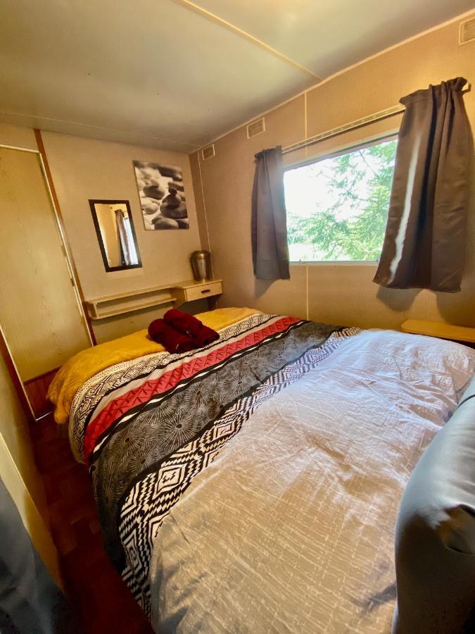 Mobilhome Sous Chalet En Bois A La Ferme Josnes Exteriér fotografie