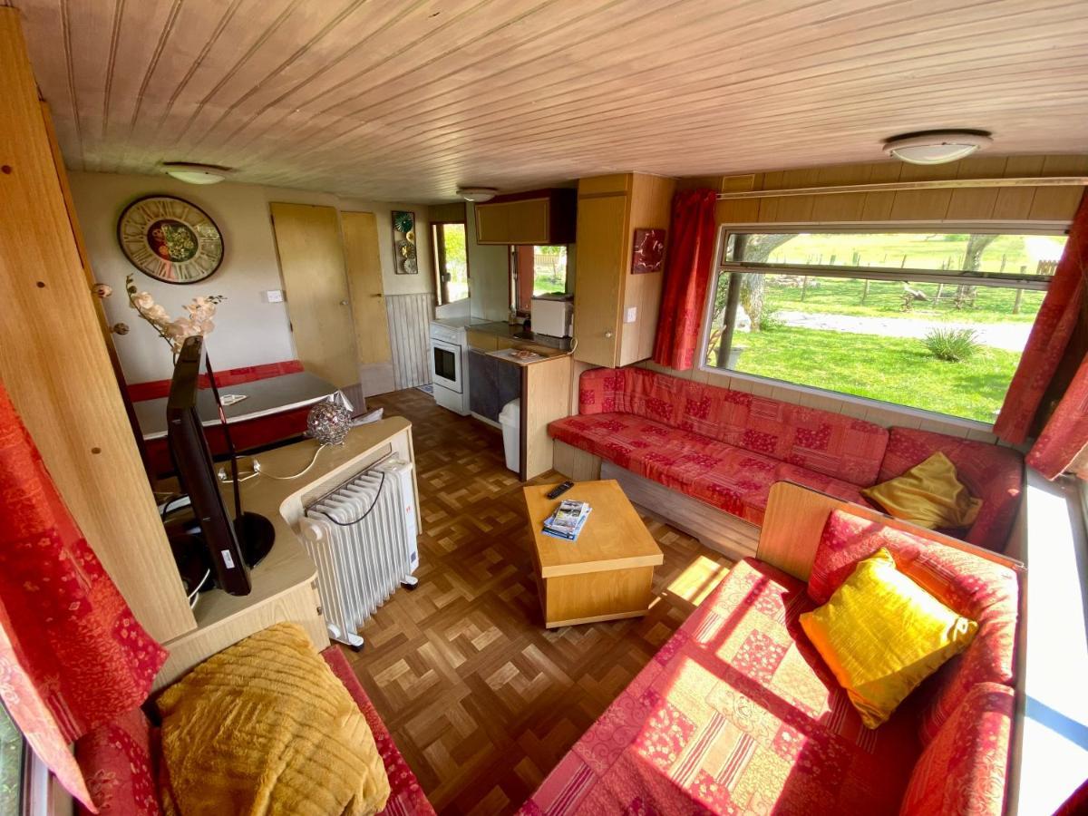 Mobilhome Sous Chalet En Bois A La Ferme Josnes Exteriér fotografie
