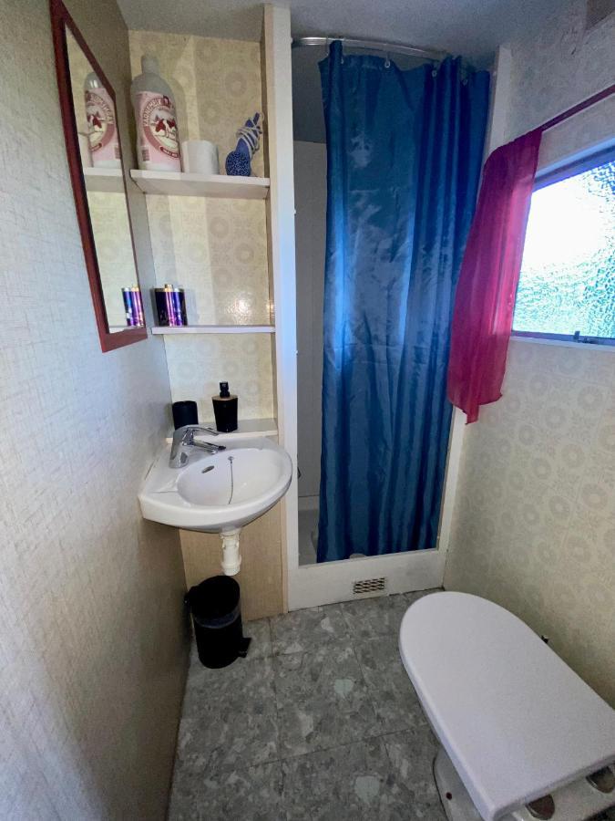 Mobilhome Sous Chalet En Bois A La Ferme Josnes Exteriér fotografie