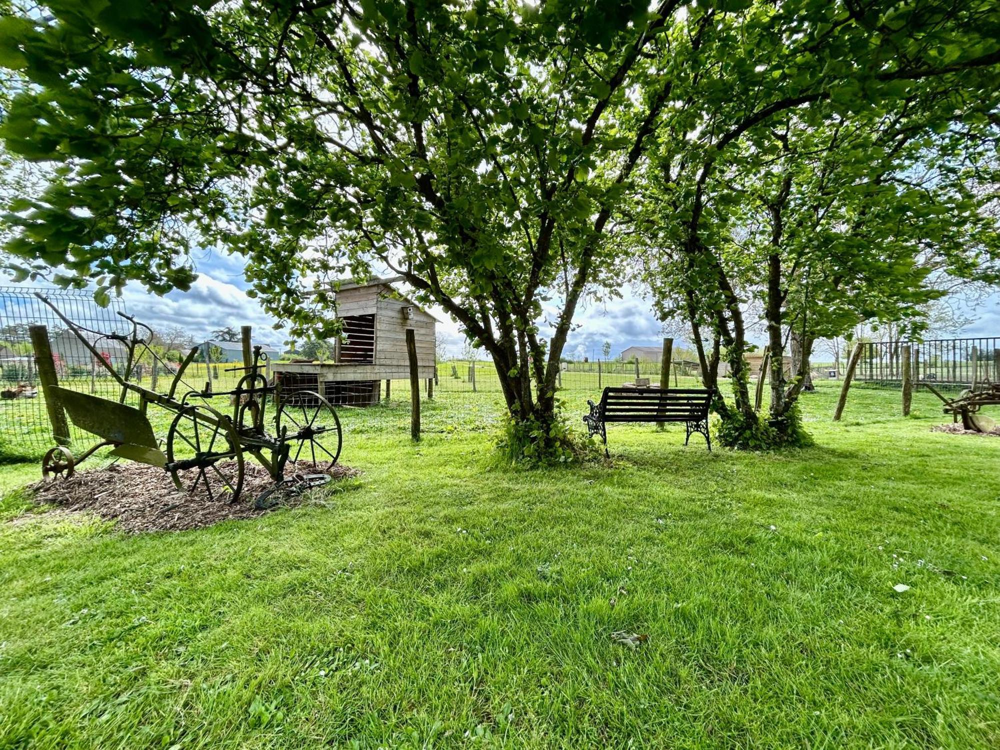 Mobilhome Sous Chalet En Bois A La Ferme Josnes Exteriér fotografie
